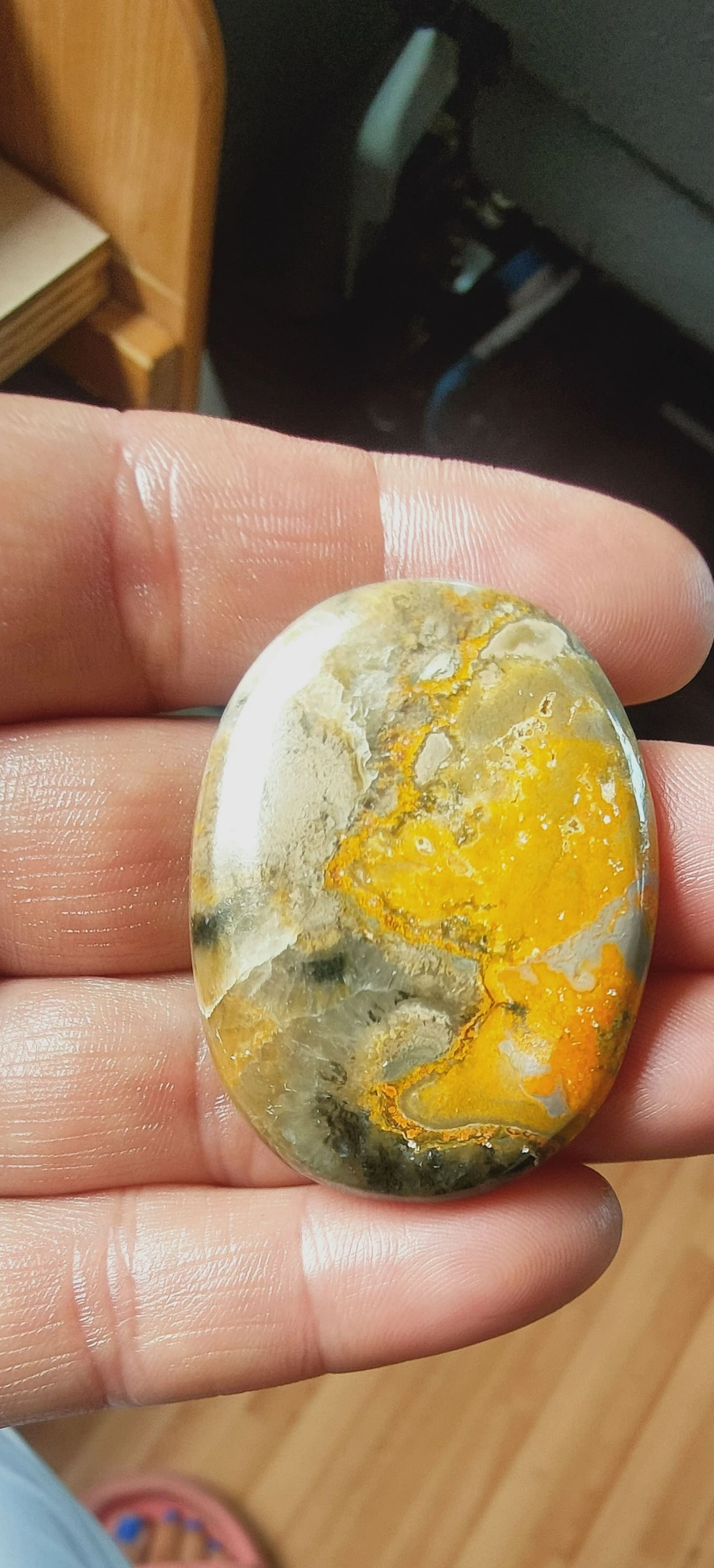 Un cabochon en jaspe Bumblebee